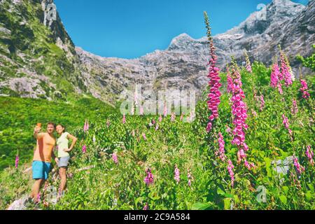 Neuseeland trampers Touristen machen Selfie-Foto mit Kamera-Handy in Lupinen Blumen Berge Hintergrund auf Sommer Road Trip. Glückliches Camping-Paar Stockfoto