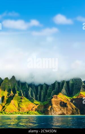 Na Pali Küste, Kauai, Hawaii Blick von Meer Sonnenuntergang Kreuzfahrt Tour. Natur Küstenlandschaft in Kauai Island, Hawaii, USA. Hawaii Reisen. Speicherplatz kopieren auf Stockfoto