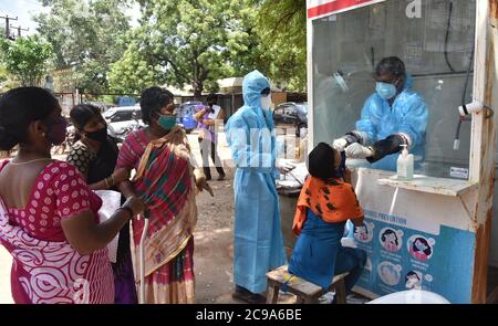 Hyderabad, Indien. Juli 2020. Am 29. Juli 2020 warten Menschen in der Schlange, um den COVID-19-Test in einem Gesundheitszentrum in Hyderabad, Indien, zu machen. Indiens COVID-19-Tally hat am Mittwoch die 1.5-Millionen-Marke überschritten und erreichte 1,531,669, teilte das Bundesgesundheitsministerium mit. Quelle: Str/Xinhua/Alamy Live News Stockfoto