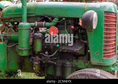 Motor eines alten kleinen Traktors für Landwirte Stockfoto