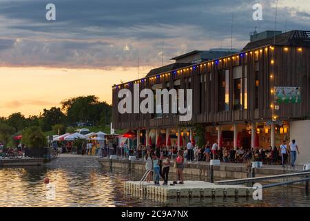 Wien, Wien: Neue Donau, CopaBeach (Copa Beach, ehemals Copa Cagrana), Restaurants am Wasser im Jahr 22. Donaustadt, Wien, Österreich Stockfoto