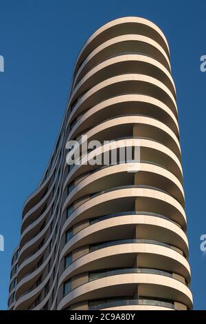 London, Großbritannien - 28. Juli 2020: Riverwalk Apartmentblock neben Vauxhall Bridge Stockfoto