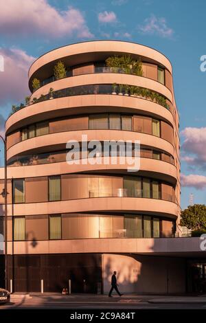 London, Großbritannien - 28. Juli 2020: Riverwalk Apartmentblock neben Vauxhall Bridge in der Abendsonne Stockfoto