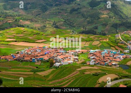 Schöne Aufnahme von Poombarai Dorf in den Palani Hügeln von Tamil Nadu, Indien Stockfoto