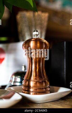 Brauner Pfefferstreuer aus Metall. Pfefferstreuer aus Bronze. Stockfoto