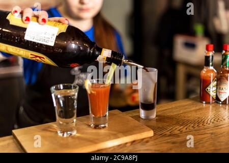 Cocktail in einem Glas mit Tobasco und Alkohol. Stockfoto