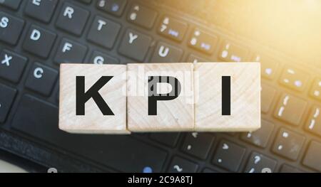 KPI-Buchstaben auf Holzwürfeln. Geschäftskonzept Key Performance Indicator Stockfoto