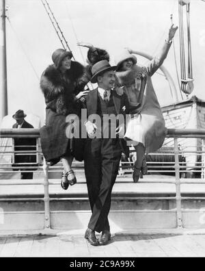 JESSIE MATTHEWS BOB HOBBS und PEGGY WYNNE Mitglieder der Besetzung der Bühnenshow ANDRE CHARLOT'S REVUE VON 1924 verlassen NEW YORK für Großbritannien auf R.M.S. OSTSEE der Weißen Sternlinie März 1925 Stockfoto