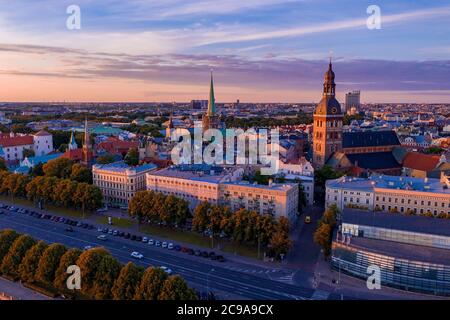 Aufnahme der schönen Altstadt von Riga, Lettland mit Kathedralensteppeln Stockfoto