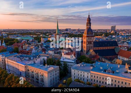 Aufnahme der schönen Altstadt von Riga, Lettland mit Kathedralensteppeln Stockfoto