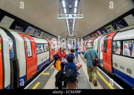 Die Northern Line U-Bahn-Züge der Northern Line fahren auf der gegenüberliegenden Seite des Bahnsteigs an der Clapham North U-Bahn-Station. Stockfoto