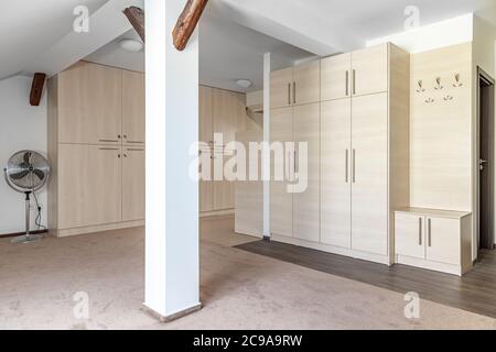 Dachgeschoss-Wohnung mit Möbeln in einem modernen Gebäude Stockfoto