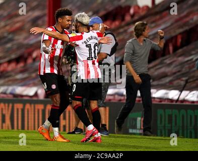 Brentfords Ollie Watkins (links) und sagte, Benrahma feiere den Sieg neben Manager Thomas Frank (rechts) nach dem Play-off der Sky Bet Championship im Halbfinale der zweiten Etappe im Griffin Park, London. Stockfoto