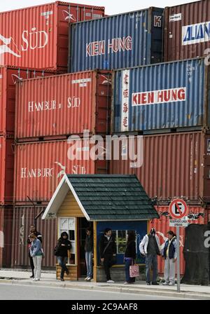 Ushuaia, Argentinien – 17. Dezember 2008: Pendler warten an der Bushaltestelle am Containerterminal des Hafens von Ushuaia, der Hauptstadt des „Endes der Welt“. Stockfoto