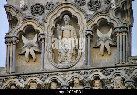 Nahaufnahme einer Statue an der beeindruckenden Westfassade der Wells Cathedral in Somerset Stockfoto