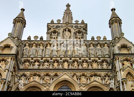 Reihen von Statuen an der beeindruckenden Westfassade der Wells Cathedral in Somerset Stockfoto