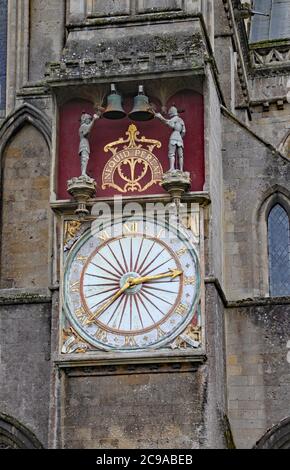 Nahaufnahme der astrologischen Uhr im Nordquerschiff der Kathedrale von Wells Stockfoto