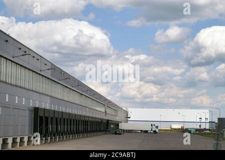 Lade- und Entladewagen platzieren. Ein LKW während der Entladung in einem Verteilzentrum. Stockfoto