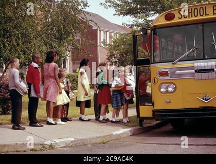 60S GRUPPE VON ETHNISCH GEMISCHTEN KINDERN JUNGEN UND MÄDCHEN IMMER AUF SCHULBUS - KS3101 HAR001 HAR001 SCHULEN GRAD GLÜCK FAHRZEUG AFROAMERIKANER AFROAMERIKANER UND WISSEN SCHWARZE ETHNIE PRIMÄRE VERBINDUNG STILVOLLE BUSSE ZUSAMMENARBEIT ETHNISCH GRAD SCHULWACHSTUM JUGENDLICHE PRE-TEEN MÄDCHEN ZWEISAMKEIT TRANSIT KAUKASISCHE ETHNIE HAR001 KRAFTFAHRZEUGE ALTMODISCH AFROAMERIKANER Stockfoto