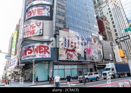 New York, Usa. Juli 2020. Thierry Guetta aka Mr. Brainwash-Kunst, die am 29. Juli 2020 auf den Werbetafeln des Ernst & Young Hauptsitzes am Times Square in New York, NY, zu sehen war. Diese Kunstwerke zeigen die Botschaft der Liebe zur Stadt New York. (Foto von Lev Radin/Sipa USA) Quelle: SIPA USA/Alamy Live News Stockfoto