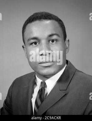 60S PORTRAIT OF AFRO-AMERICAN MAN SERIOUS EXPRESSION BLICK AUF KAMERA TRAGEN ANZUG UND KRAWATTE - N2122 HAR001 HARS FÜHRUNG SCHWARZ ETHNIZITÄT STOLZ STILVOLLE AUFRICHTIG FEIERLICH KONZENTRIERT INTENSIV MID-ADULT MID-ADULT MANN JUNGEN ERWACHSENEN MANN SCHWARZ UND WEISS VORSICHTIG ERNST HAR001 ABSICHT ALTMODISCHE AFROAMERIKANER Stockfoto