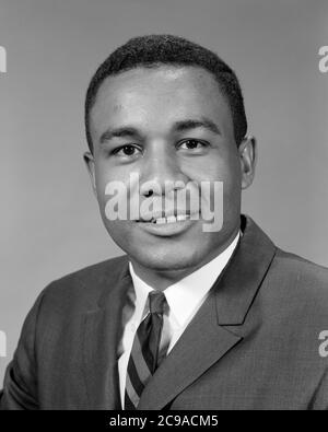 60S PORTRAIT AFROAMERIKANER MANN TRÄGT ANZUG UND KRAWATTE LÄCHELND BLICK AUF KAMERA - N2123 HAR001 HARS FRÖHLICH AFROAMERIKANER AFROAMERIKANER UND FÜHRUNG SCHWARZ ETHNIZITÄT STOLZ LÄCHELT FRÖHLICH STILVOLL AUFRICHTIG FOKUSSIERT INTENSIV MID-ADULT MANN JUNGER ERWACHSENER MANN SCHWARZ UND WEISS ERNST HAR001 ABSICHT ALTMODISCHE AFROAMERIKANER Stockfoto