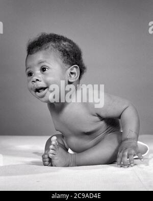 1960S ENERGISCH JUNGE AFROAMERIKANISCHE BABY JUNGE SITZEN NACH VORNE LEHNEN BREITÄUGIG UND NEUGIERIG - N2309 HAR001 HARS ABENTEUER ENTDECKUNG STÄRKE AFROAMERIKANER AFROAMERIKANER UND AUFREGUNG SCHWARZE ETHNIZITÄT BIS KONZEPTUELL NEUGIERIG STILVOLLE BABY JUNGE BREITÄUGIG ENERGISCHES WACHSTUM JUGENDLICHE SCHWARZ UND WEISS HAR001 WISSBEGIERIG ALTMODISCHE AFROAMERIKANER Stockfoto