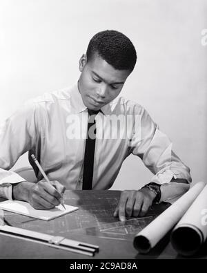 1950S 1960S SINGLE AFRICAN-AMERICAN MAN ENGINEER WORKING REVIEWING CONSTRUCTION PLANS BLUEPRINTS USING SLIDE RULE PAD AND PENCIL - N290 HAR001 HARS CONFIDENCE BLUEPRINTS PLANNER B&W ZIELE GESCHICK BERUF SKILLS DESIGNER AFRICAN-AMERICAN AND CAREERS KNOWLEDGE PRIDE BERUFE USING REVIEWING CONCEPTUAL DRAFTING IMAGINATION ST SCHWARZ-WEISS KONZENTRIERENDER ZEICHNER HAR001 ALTMODISCH Stockfoto