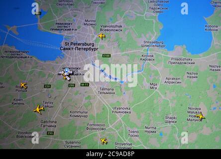 Flugverkehr über Sankt Petersburg, Russland (29. juli 2020, UTC 12.04) im Internet mit Flightradar 24 Website, während der Coronavirus Pandemie Stockfoto