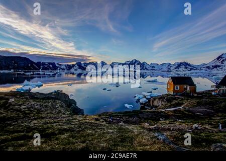 Kulusuk Siedlung in Ostgrönland. Coulourful Gehäuse, angehoben über Boden in landestypischen architektonischen Stilen. Stockfoto