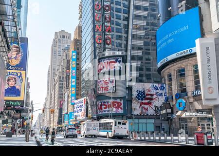 New York, NY - 29. Juli 2020: Thierry Guetta aka Mr. Brainwash Art auf Plakaten auf Ernst & Young Hauptquartier am Times Square gesehen. Stockfoto