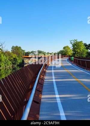 Jogger auf 312 River Run, Riverview Bridge, Chicago, Illinois. Stockfoto