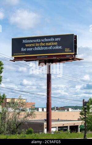 St. Paul, Minnesota. Plakatwand, die Bundesdaten zeigt, dass Minnesotas Abiturquoten für Schüler der Farbe das schlechteste in der Nation sind. Stockfoto