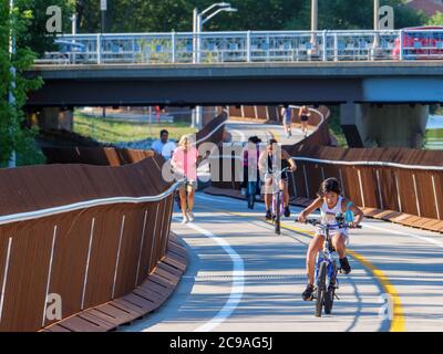 Radfahrer und Jogger auf 312 RiverRun und Riverview Bridge an der Addison Street Bridge, Chicago, Illinois. Blick nach Süden. Stockfoto