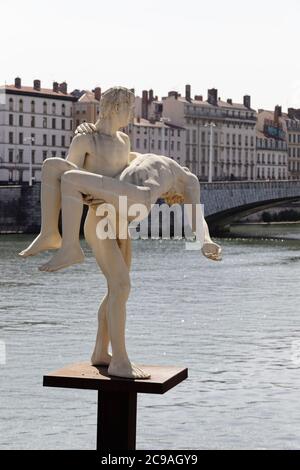 Lyon, Frankreich. September 2019. Statue das Gewicht von sich selbst (Le Poids de Soi) von Michael Elmgreen und Ingar Dragset am Fluss Saône in Lyon, Frankreich. Stockfoto