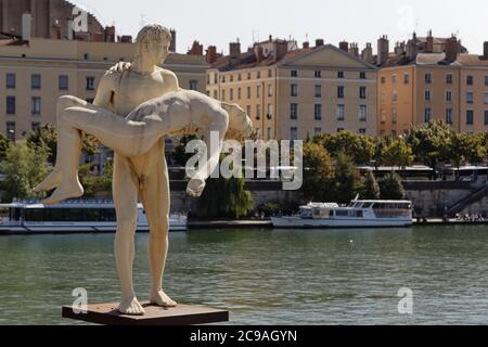Lyon, Frankreich. September 2019. Statue das Gewicht von sich selbst (Le Poids de Soi) von Michael Elmgreen und Ingar Dragset am Fluss Saône in Lyon, Frankreich. Stockfoto