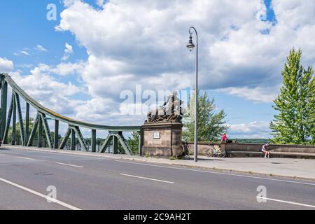 Potsdam, 12. Juli 2020: Glienicker Brücke, die berühmte Spionagebrücke, von Berlin aus gesehen, mit Centaur-Skulptur von Stephan Walter und zwei Bi Stockfoto