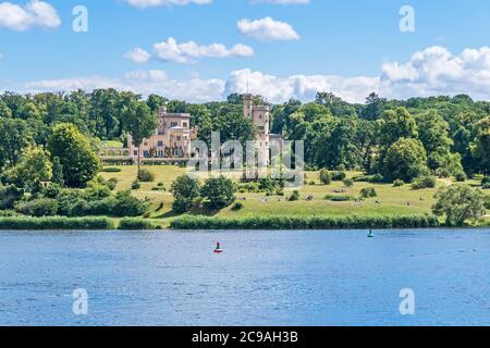 Potsdam, 12. Juli 2020: Schloss Babelsberg und angrenzender gleichnamiger Park, entworfen von dem berühmten Architekten Peter Joseph Lenné mit lokalem Peopl Stockfoto