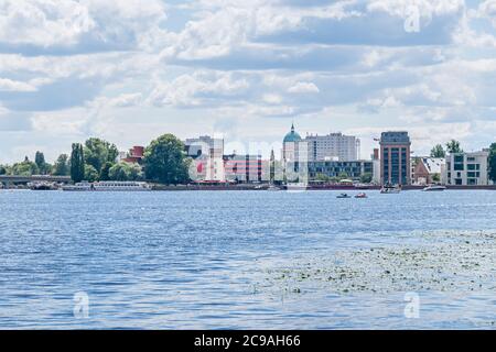Potsdam, 12. Juli 2020: Tiefsee mit dem Kai der Schiffbauergasse, Hans Otto Theater, Chicory Mühle, Restaurant Schiff John Barnett, S Stockfoto