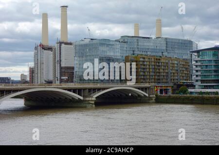 Ansicht des neuen am Flussufer Wohn- und Bürogebiet nahe Battersea Power Station London UK Stockfoto