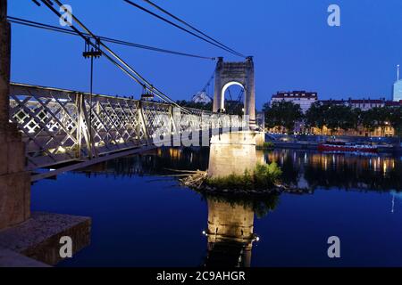 Lyon, Frankreich. September 2019. Die Collège-Brücke über die Rhône führt vom Quai Jean-Moulin zum Quai Général Sarrail in Lyon, Frankreich Stockfoto