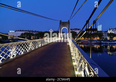 Lyon, Frankreich. September 2019. Die Collège-Brücke über die Rhône führt vom Quai Jean-Moulin zum Quai Général Sarrail in Lyon, Frankreich Stockfoto