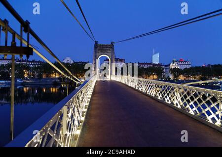 Lyon, Frankreich. September 2019. Die Collège-Brücke über die Rhône führt vom Quai Jean-Moulin zum Quai Général Sarrail in Lyon, Frankreich Stockfoto