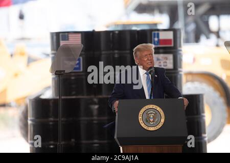Midland, TX USA 29. Juli 2020: Vor dem Hintergrund der schwarzen Ölfässer spricht US-Präsident DONALD TRUMP mit geladenen Gästen neben dem Bohrgerät Latshaw #9 auf dem Bohrplatz Double Eagle (im Hintergrund) in der Nähe von Midland. Kredit: Bob Daemmrich/Alamy Live Nachrichten Stockfoto