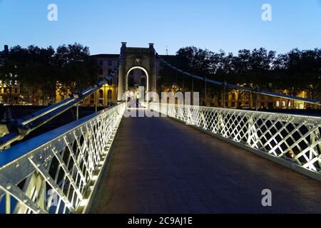 Lyon, Frankreich. September 2019. Die Collège-Brücke über die Rhône führt vom Quai Jean-Moulin zum Quai Général Sarrail in Lyon, Frankreich Stockfoto