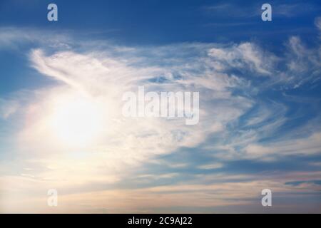 Glühende Sonne bedeckt von trüben Wolken Stockfoto
