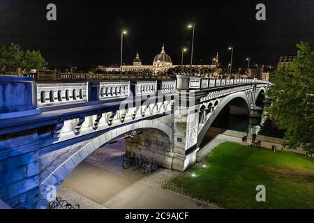 Lyon, Frankreich. September 2019. Die Wilson-Brücke erstreckt sich über die Rhône und bietet ein herrliches Panorama auf die Halbinsel und das Hôtel-Dieu in Lyon Stockfoto