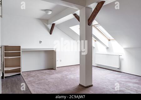 Dachgeschoss-Wohnung mit Möbeln in einem modernen Gebäude Stockfoto