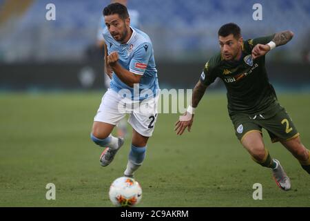 Rom, Italien. Juli 2020. Rom, Italien - 29. Juli 2020: Jony (LAZIO), S.Sabelli (Brescia) in Aktion während der italienischen Serie A Fußballspiel SS Lazio und Brescia, im Olympiastadion in Rom am 29/07/2020 Credit: Independent Photo Agency/Alamy Live News Stockfoto