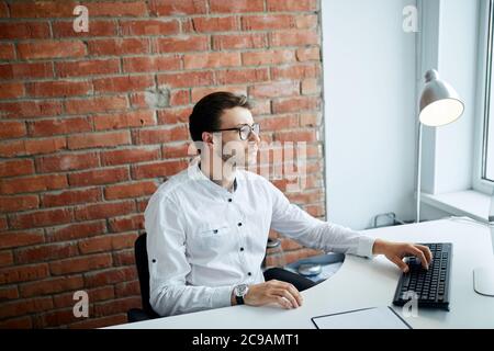 Nachdenklicher Schriftsteller Erstellung seines Romans. Nahaufnahme Seitenansicht erschossen. Computer-IT-Spezialist konzentriert sich auf seine Arbeit. Seitenansicht erschossen Stockfoto